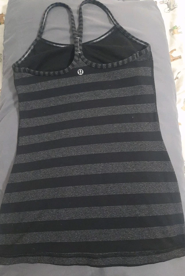 Camiseta sin mangas para mujer Lululemon Flow espalda en Y talla 4 rayas grises y negras. Mancha Foto 2 de 4