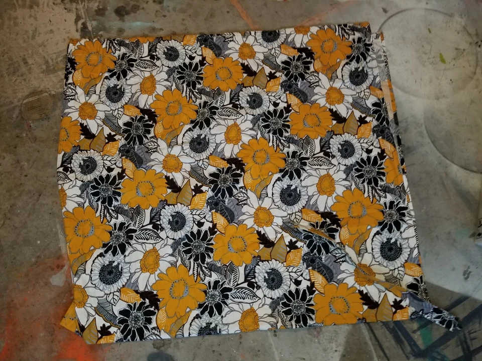 Panel de cortina World Market "amarillo brillante/negro/blanco floral" 48" X 84" - 1 panel Foto 3 de 4