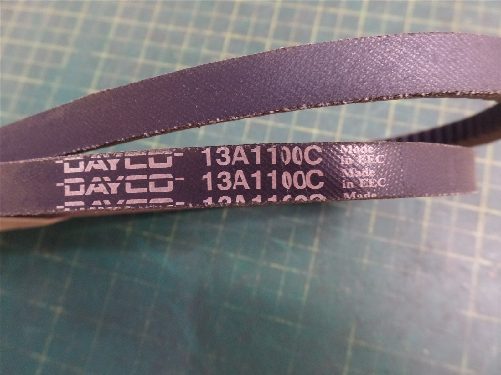 DAYCO - Courroie Trapézoïdale 13A1100C | Pièce De Rechange Pour Moteurs Et Transmissions