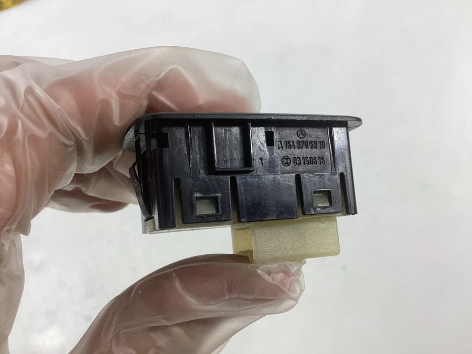 Mercedes-Benz GL550 2008-2012 3ª fila asiento izquierdo plegable interruptor eléctrico OEM. Foto 2 de 4
