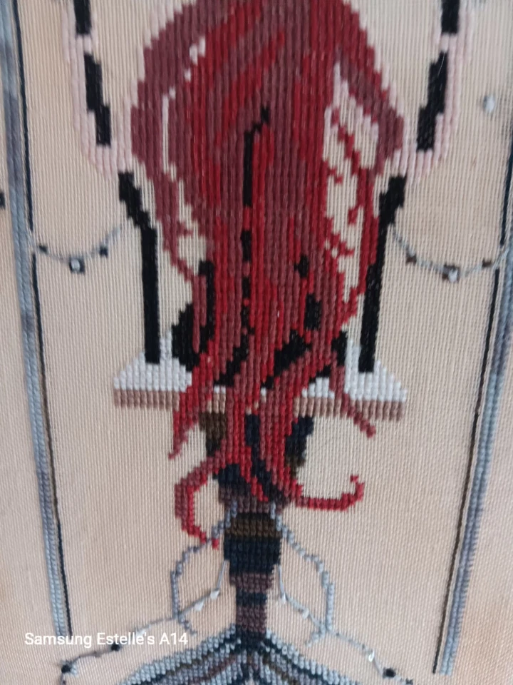 ponto cruz contada sereia pérola negra montada em uma placa de 8 por 18. - Imagem 3 de 4