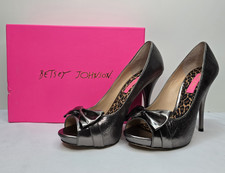 Betsey Johnson Aleta Metallic Pewter Bow Peep-Toe Pumps Size 10 NWOT 