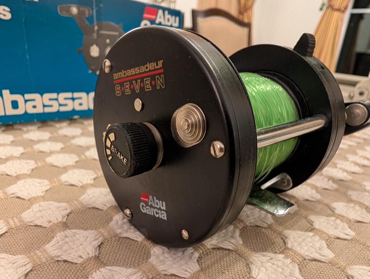 baitcaster reel with crank on left hand Why do so many right handed people use left handed baitcasters? :  r/Fishing_Gear