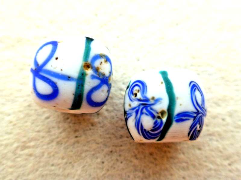 ANTIQUE  RARE   2 PCS WHITE  PORCELAIN  AUTHENTIC  GLASS "MING " FEATHER BEADs