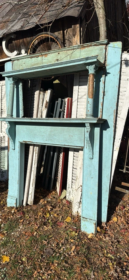 Columnas antiguas de manto de chimenea de granja azul en mal estado Foto 2 de 3
