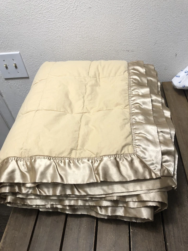 "Caja de manta ALT acolchada acolchada acolchada con borde satinado Q/King 106x86"" usada en excelente estado" Foto 3 de 4