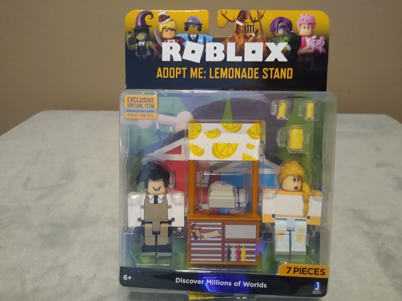 Roblox Celebrity Collection - Adopt Me: Lemonade Stand-Game-Pack [Includes  Exclusive Virtual Item]