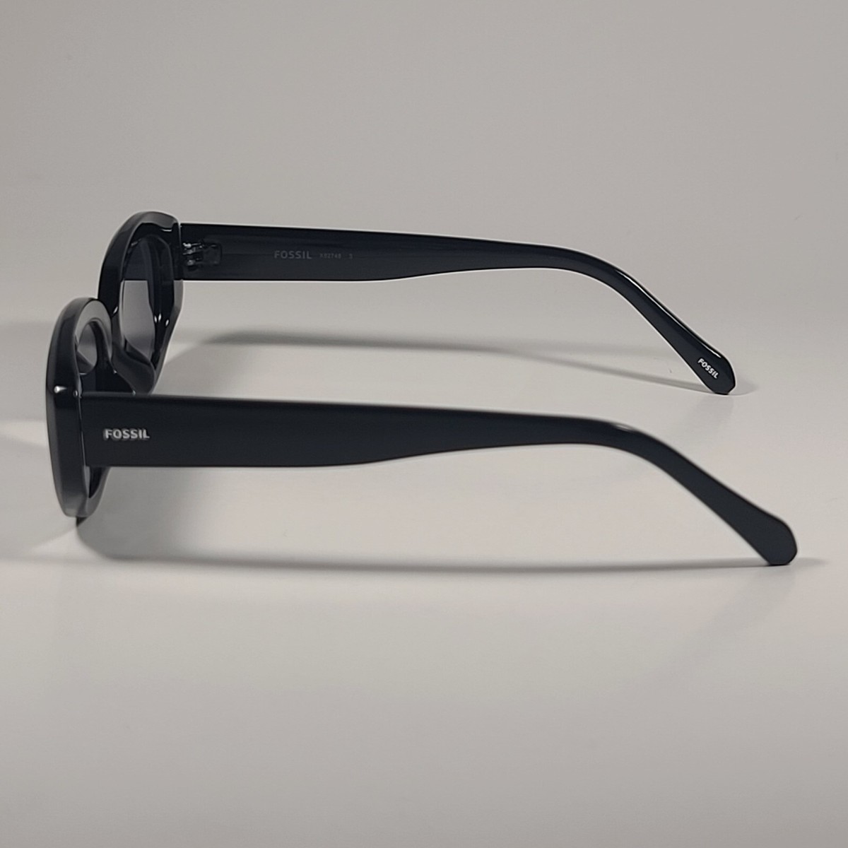 Fossil Oval Cutoff FW237 Sunglasses Shiny Black Frame Gray  display picture 3