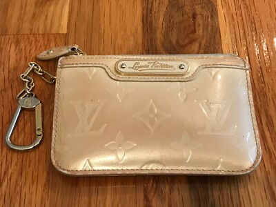 Authentic Louis Vuitton key pouch / key holder Vernis Dune (cream