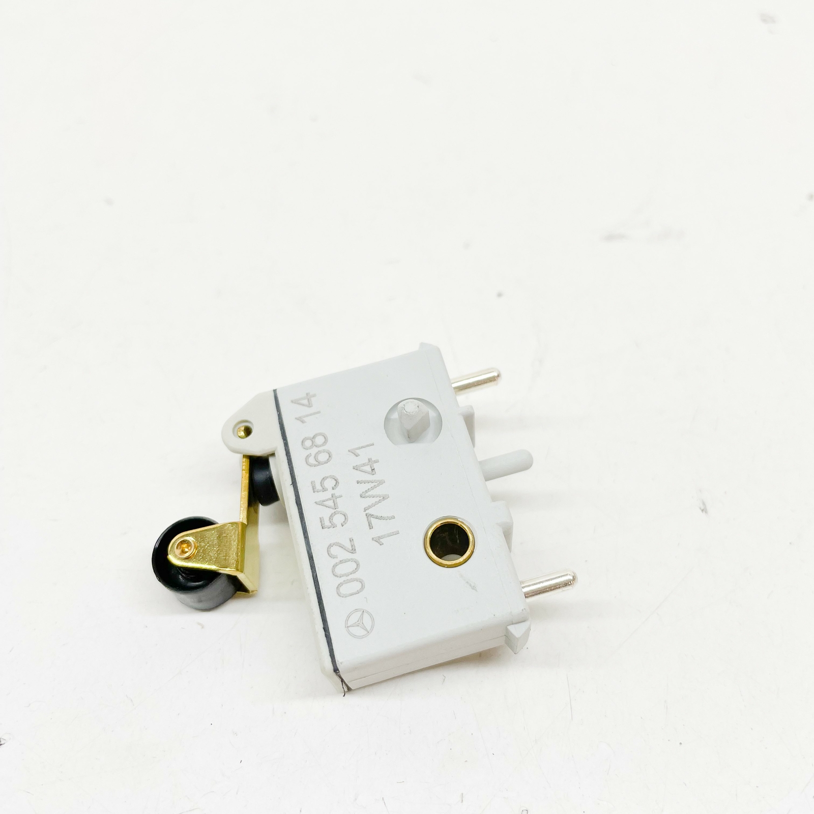 MB E W210 Fuel Injection Throttle Micro Switch A0025456814 NEW 