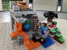Lego MInecraft Set, The Cave 21113 Retired 249 PCS