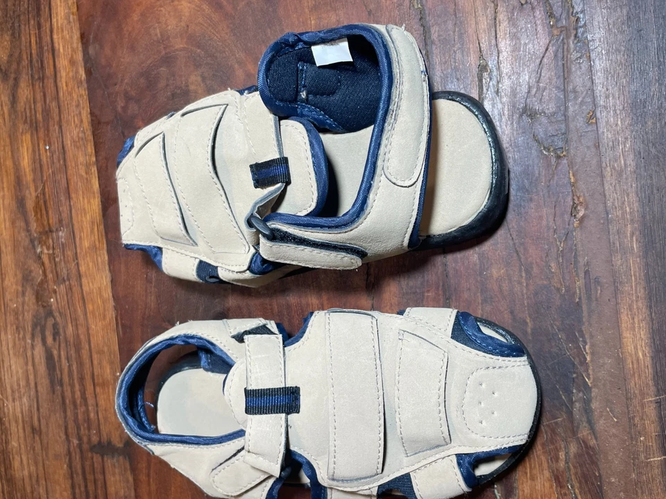Sandalias para niños pequeños talla 11 tostadas sin marca Foto 2 de 4