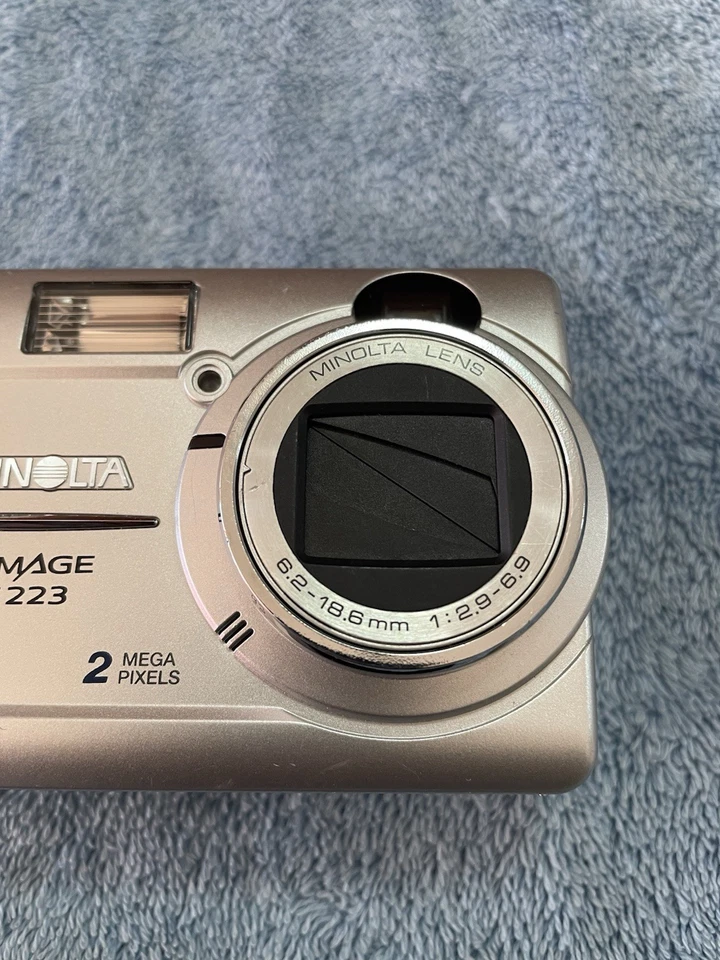 Minolta DiMAGE E223 Digital Camera 2.0MP Compact Point Shoot w/ SD Card Tested - Image 3 of 4