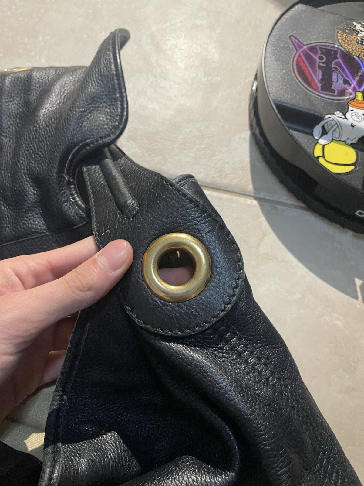 *RARA* YSL YVES SAINT LAURENT Borsa a tracolla Capri in pelle verniciata nera