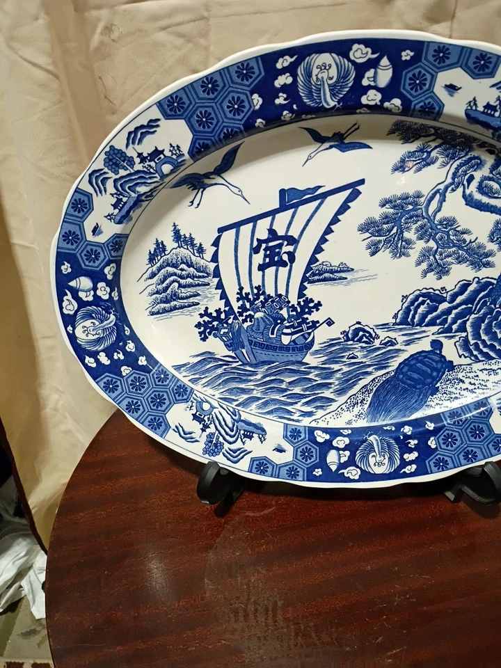 Placa Cargador Porcelana Japonesa Azul y Blanco con Soporte de Exhibición 18" de Ancho. Foto 3 de 4