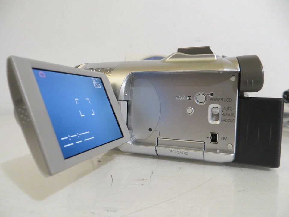 Panasonic HD Video Camera PV-GS180 Complete Set, 2 Batteries, Charger Adapter - Image 4 of 4