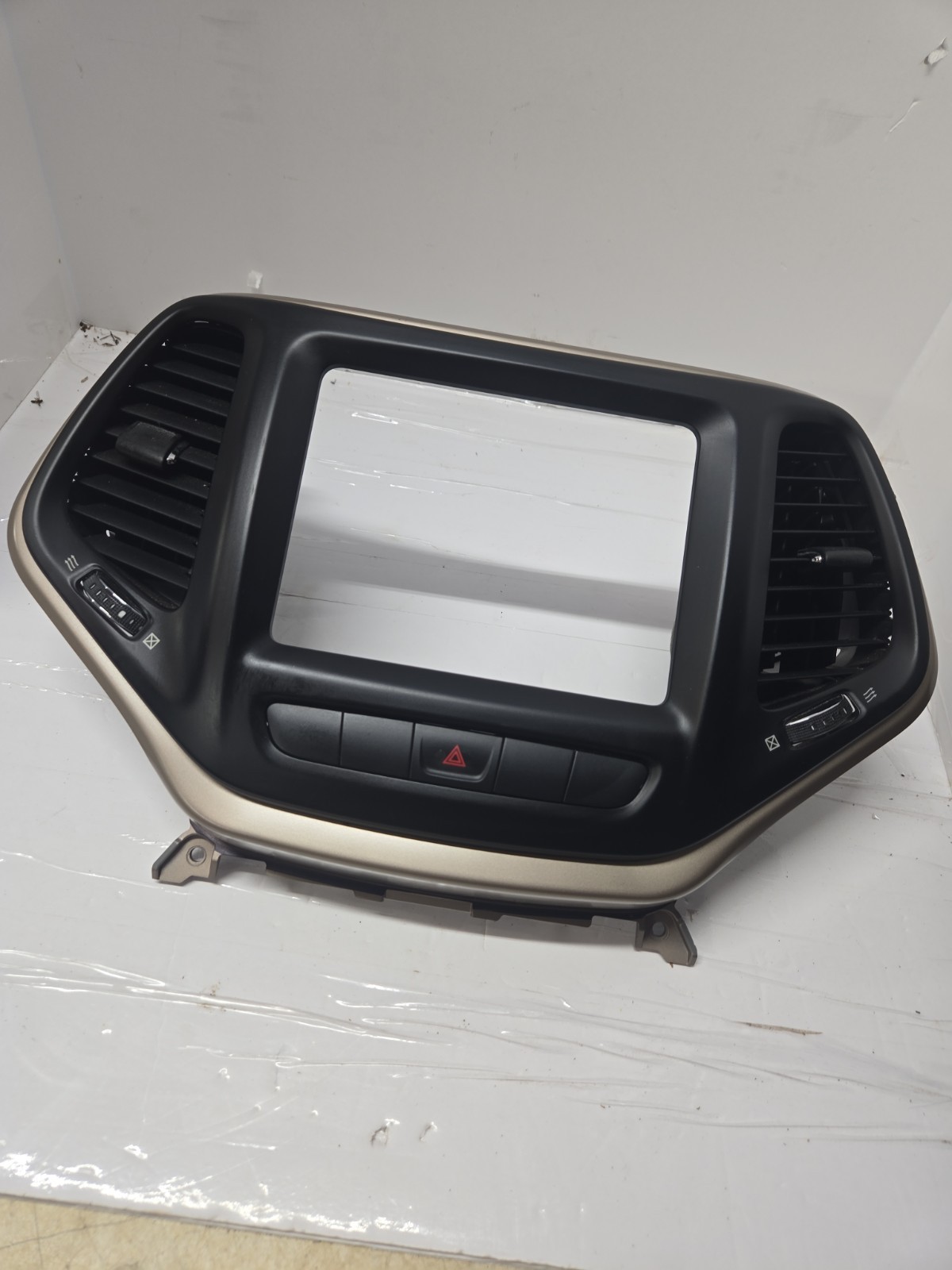 2014-2018 JEEP CHEROKEE DASH RADIO BEZEL PANEL WITH AIR VENT OEM, P68155815AB