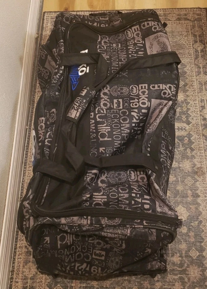 BOLSA DE LONA GRANDE CON RUEDAS ECKO UNLTD 32” SIN CORTAR LIGERAMENTE USADA  Foto 4 de 4