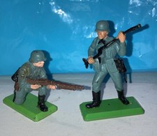 2 Vintage Britains Deetail 1971 WW2 German Infantry Soldiers England Mac Gun 10