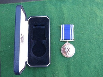 POLIZEI MEDAILLE LANGER DIENST UND GUTE FÜHRUNG FÜR CONSTABLE MICHAEL A HENWOOD IN SCHACHTEL