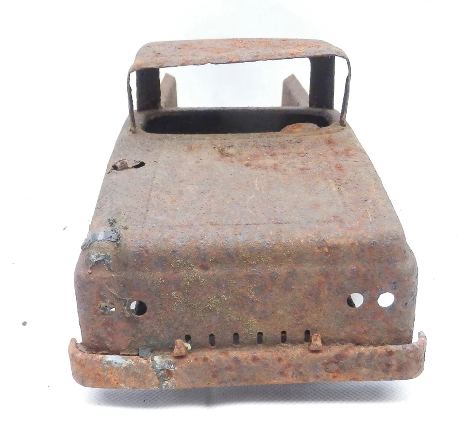 Metal oxidado que solía ser una camioneta pickup Tonka Stepside 1958-1959 Foto 3 de 4