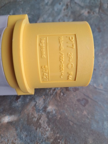 1 x Legrand P17 Tempra 574 21 Plug - IP44 16A / 100-130V~ / 2P +E - Afbeelding 2 van 4