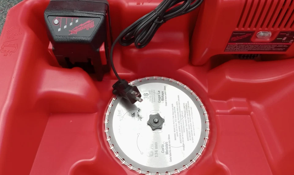 Milwaukee 0740-22 V28 6-7/8" Metal Cutting Saw Kit - Image 3 of 4