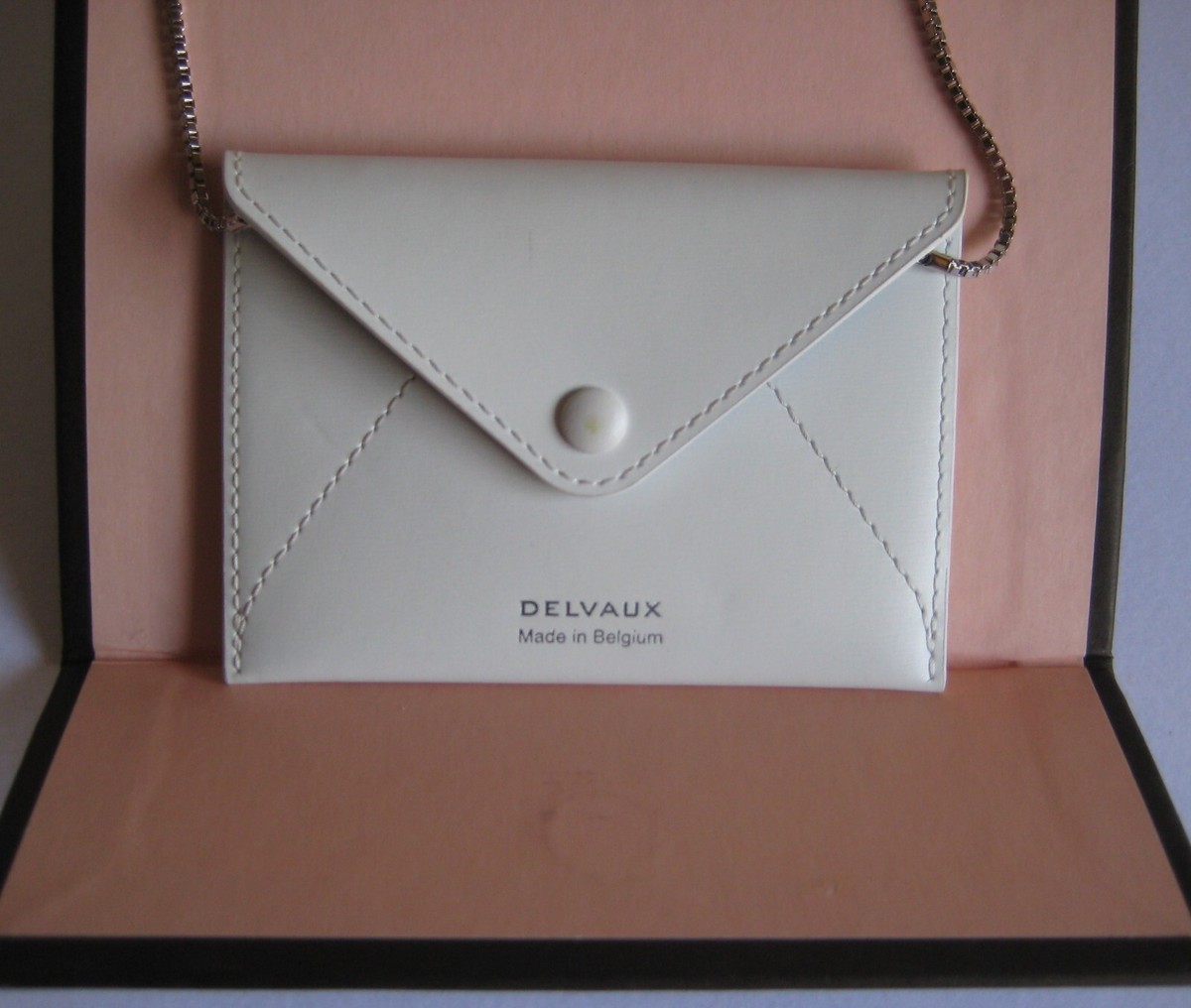 Porte-cartes DELVAUX Cuir Veau Blanc – Collection Magritte – Pochette Luxe Belge Argentée