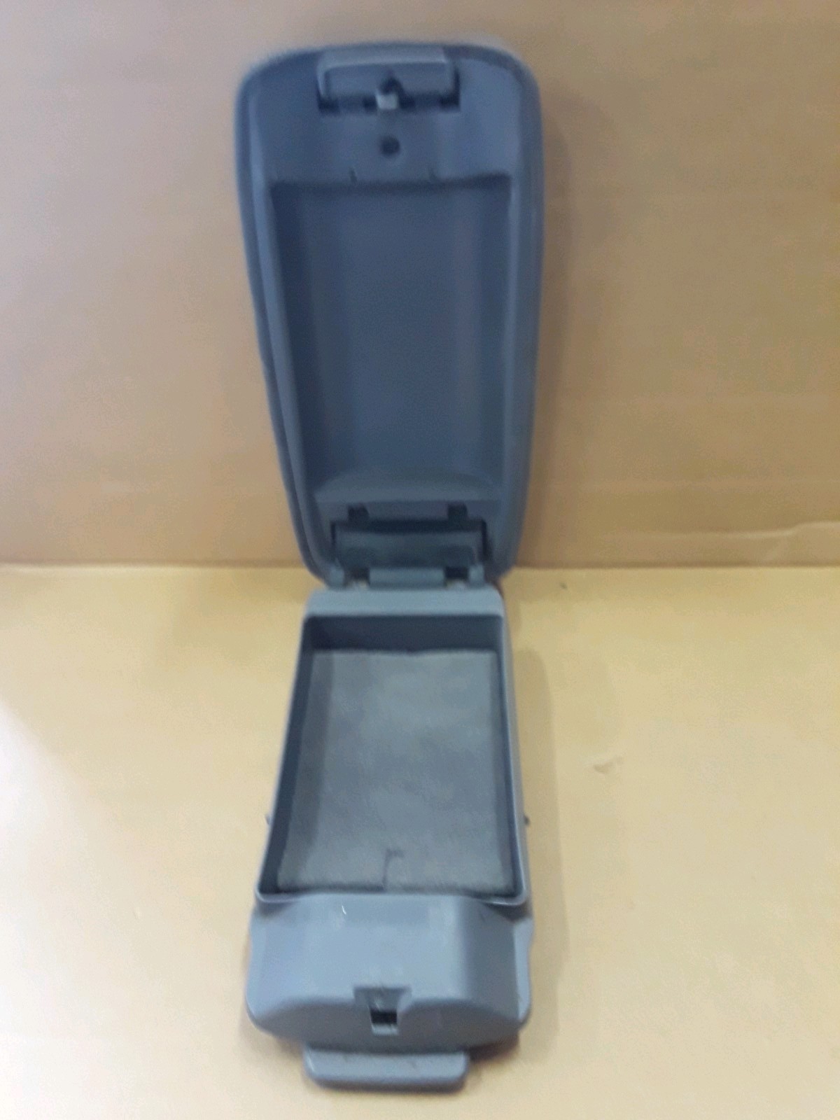 2004 03 04 05 06 07 08 Mazda 6 Center Console Arm Rest Assembly E0X4 eBay