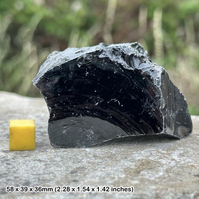 Obsidian Vulkanglas, Wohndeko, magmatisches Gestein, heilender spiritueller Kristall