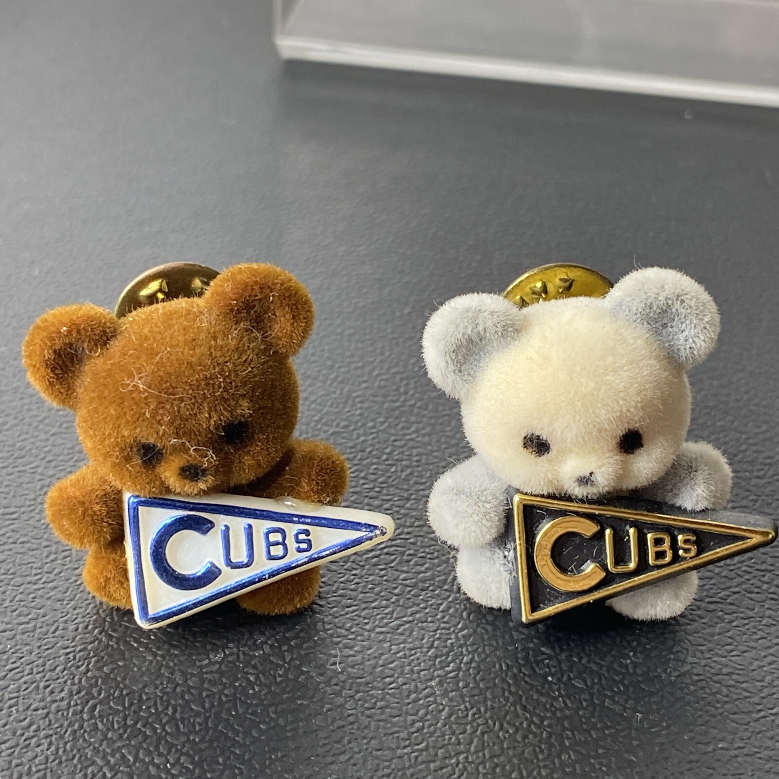 Chicago Cubs Pin VTG 1983 Velour Bear 3D Pinback Plastic Pennant Hat Baseball