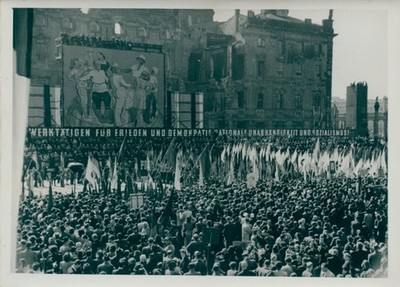 Photo Schirner Berlin, 1. May celebration of the GDR in the Berlin Lustgarten,... - 10364662