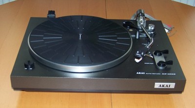 Akai AP 100c Plattenspieler mit sehr gutem Tonarm, guter Zustand, neues System