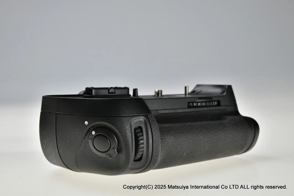 * Near MINT Genuine Nikon Multi Power Battery Pack MB-D12 for D800, D800E, D810 - Image 3 of 4