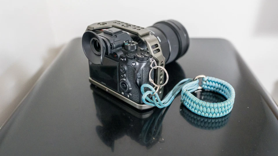 CÁMARA NUNCA CAER Correa de muñeca personalizada Aqua Gold Paracord hecha a mano Foto 2 de 4