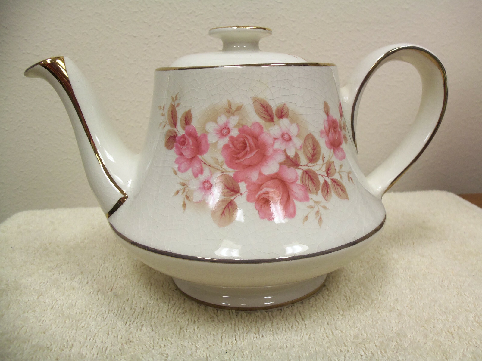 ARTHUR WOOD DONEGAL TEAPOT WITH PINK ROSES AND GOLD TRIM MADE IN