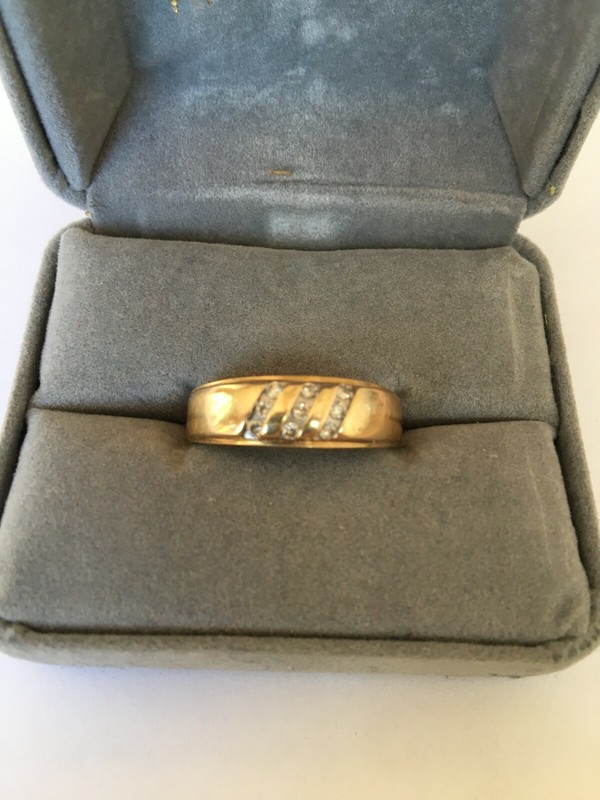 MEN'S WEDDING RING 14K GOLD WITH 9 SMALL DIAMOND GEMSTONES SIZE 9.75
