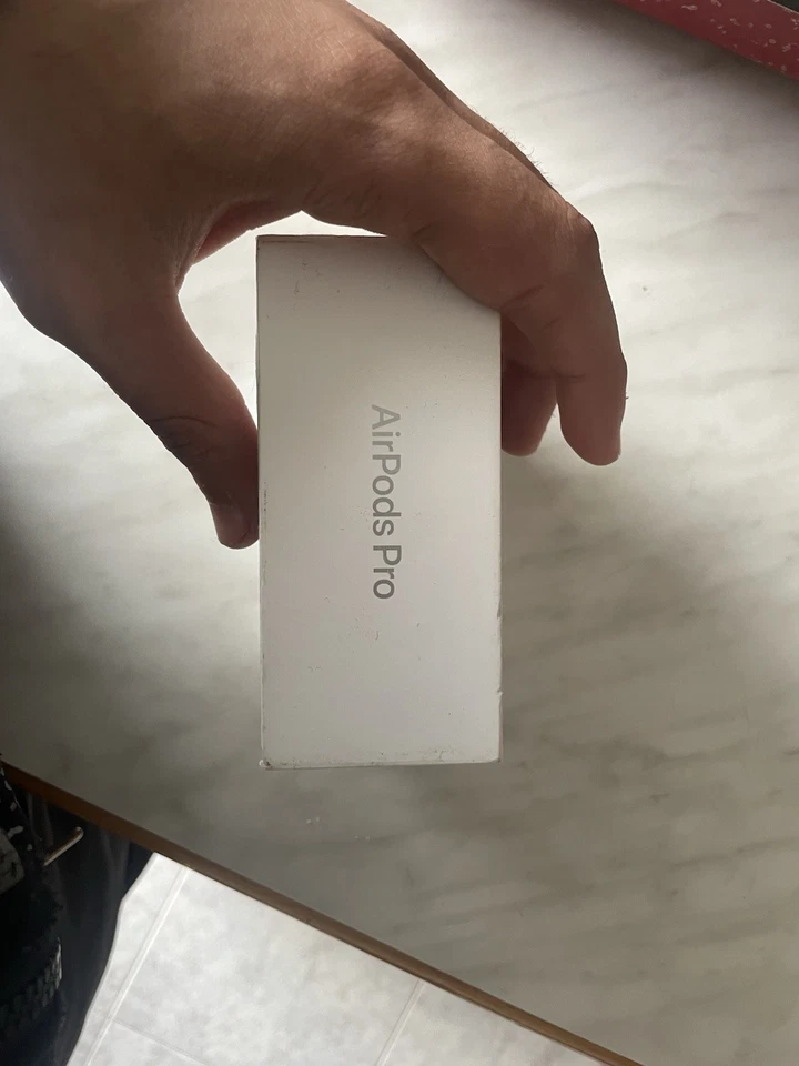 Apple AirPro2 (2generazione) con custodia ricarica MagSafe ACN - Image 4 of 4