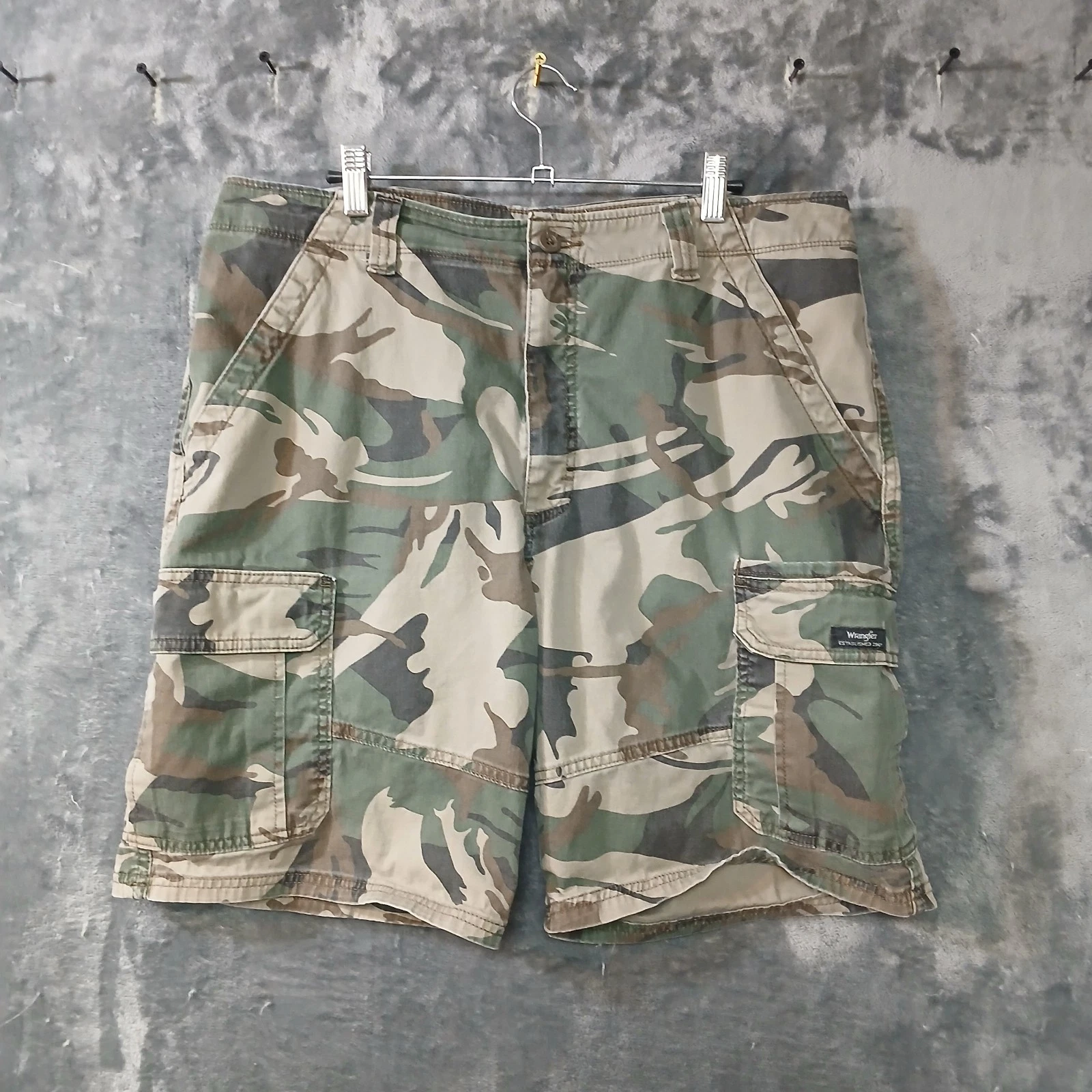 WRANGLER CARGO SHORTS MENS 36 WOODLAND CAMO RELAXED STRETCH HIKING
