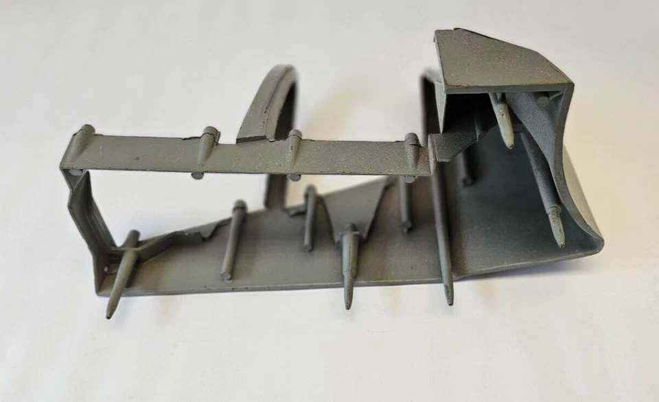 Chrysler New Yorker 1967 extensión de guardabarros delantero derecho del lado del pasajero 2582718 nuevo de stock Foto 4 de 4