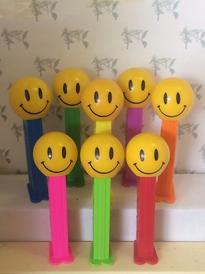 PEZ - Funky Faces - Smiley Face -  4.9 Hungary - Choose stem color