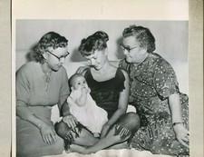 Debbie Reynolds With Baby Carrie Fisher Mother, Grandmother   Press Photo MBX21