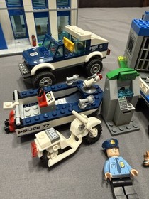 LEGO City Police Station (60047) Complete W/minifigs And Extras Missing 1 Manual