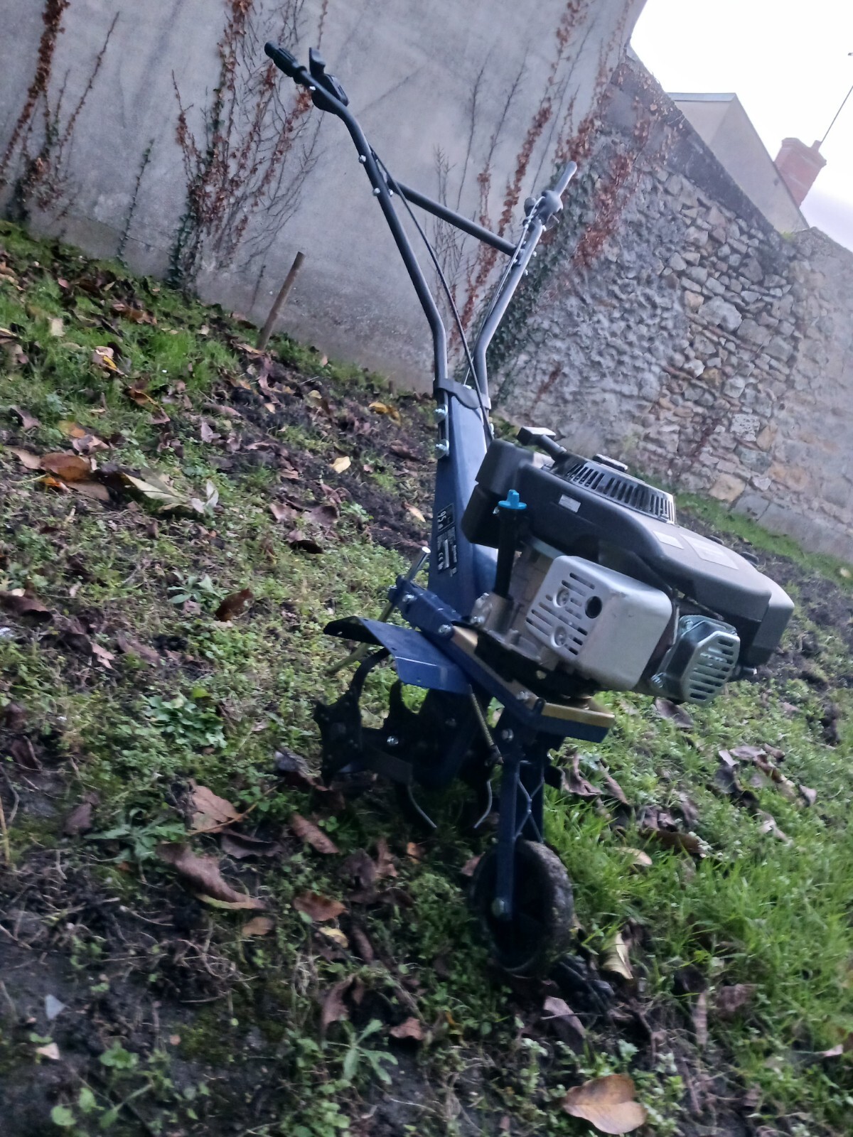 Motoculteur Einhell neuf pour retourner la terre dure sans effort musculaire