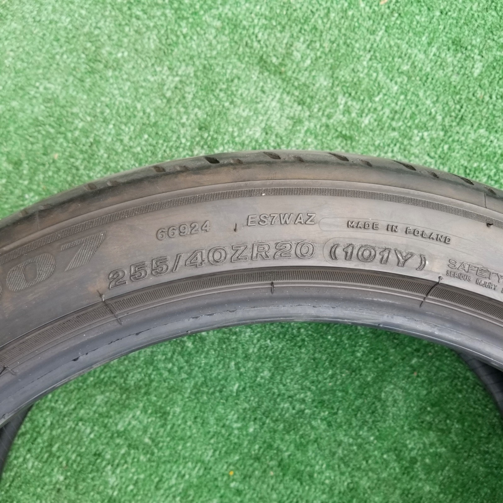 255/40R20 Bridgestone Potenza S007 Tire 255/40ZR-20 255/40ZR20 Aston Martin 95%