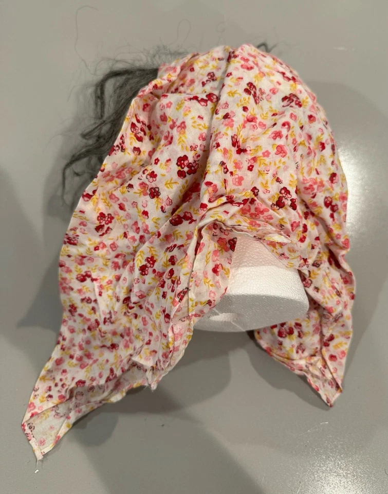 Máscara de látex Zagone Studios Nana con pañuelo hecha en EE. UU. Vieja dama Halloween Foto 4 de 4