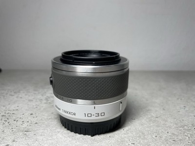 Nikon 1 NIKKOR VR 10-30 mm F/3.5-5.6 Objektiv in Weiß / Lesen