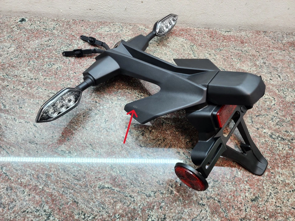 Guardabarros trasero trasero Yamaha YZF-R1 2015-2023 con señales de giro OEM 2CR-2162R-00 Foto 3 de 4