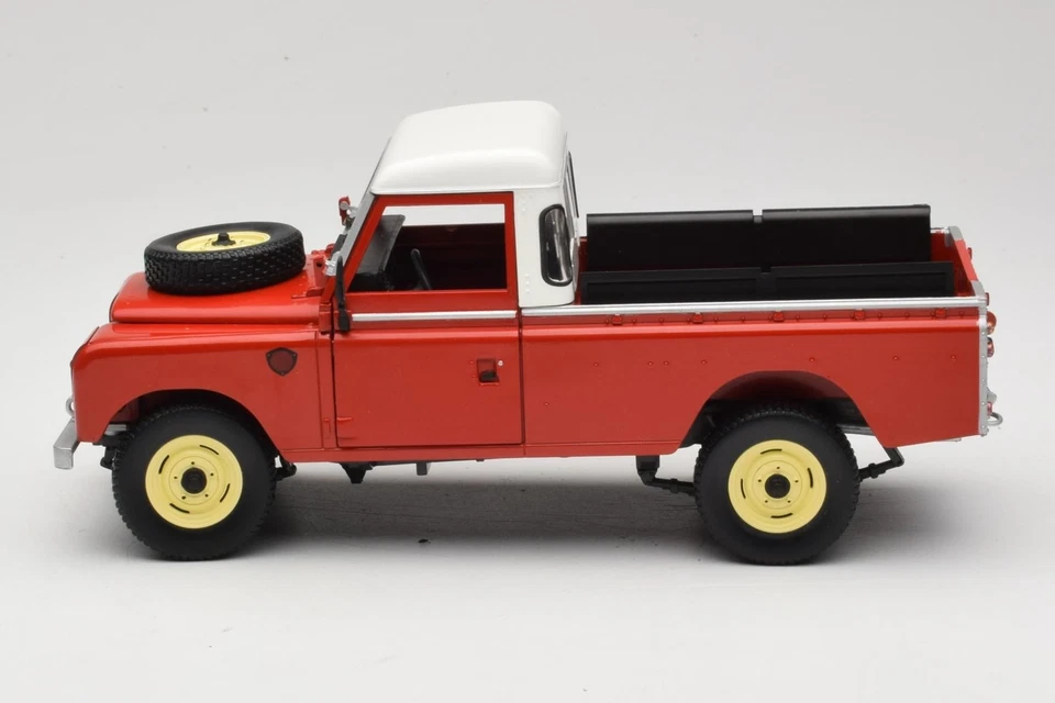 440500 Land Rover Series III 109 Pickup Red Eagle Collectibles 1:18 - Imagen 4 de 4