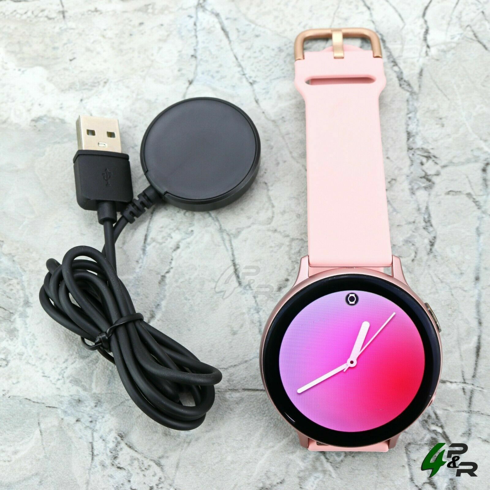 Galaxy Watch Active 2 SM-R830 Pink Gold không chỉ được trang bị những tính năng thông minh hiện đại, mà còn có thiết kế độc đáo và sang trọng. Màu hồng vàng sẽ đem lại cho bạn sự trẻ trung và nổi bật. Hãy xem bức ảnh liên quan để cảm nhận trọn vẹn vẻ đẹp của chiếc đồng hồ này.